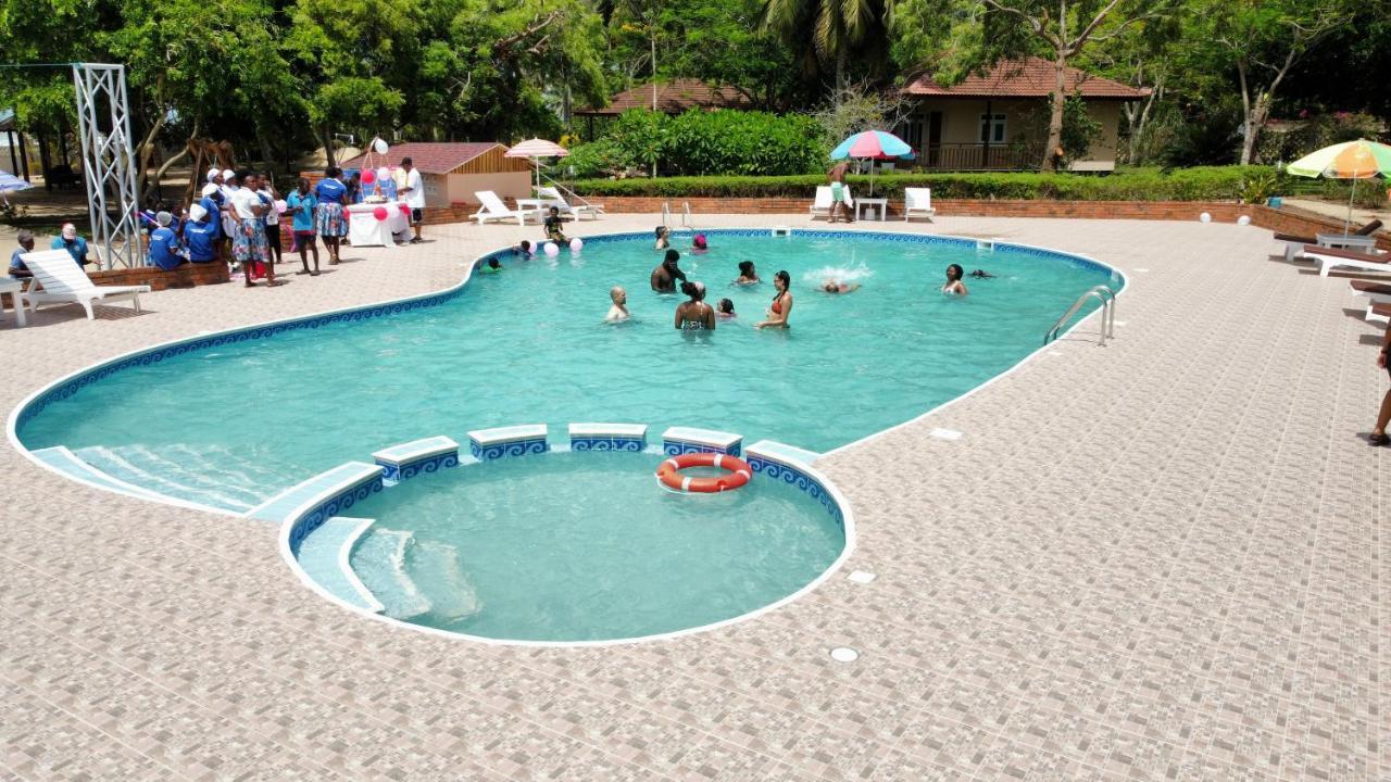 Charlestina Beach Resort Ampeni エクステリア 写真