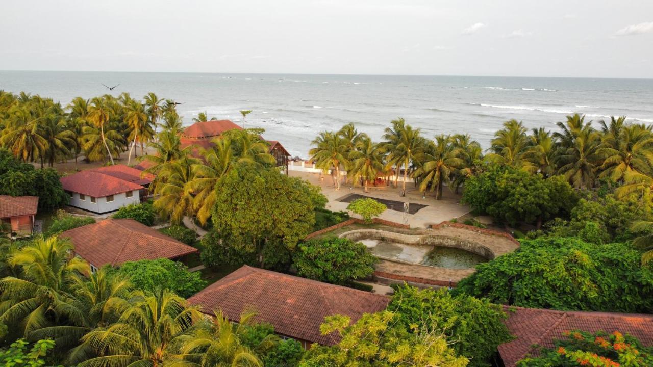 Charlestina Beach Resort Ampeni エクステリア 写真