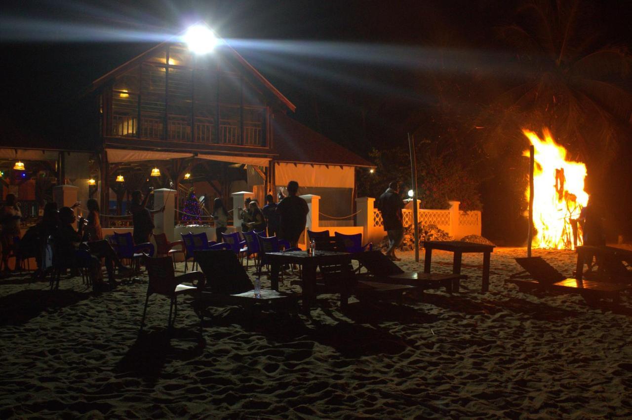 Charlestina Beach Resort Ampeni エクステリア 写真