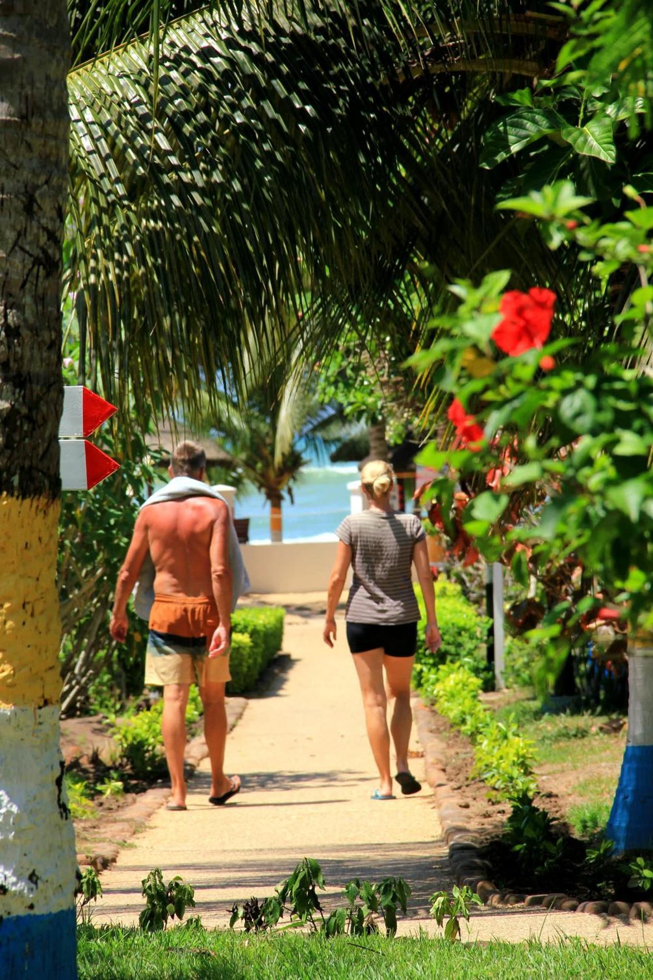 Charlestina Beach Resort Ampeni エクステリア 写真