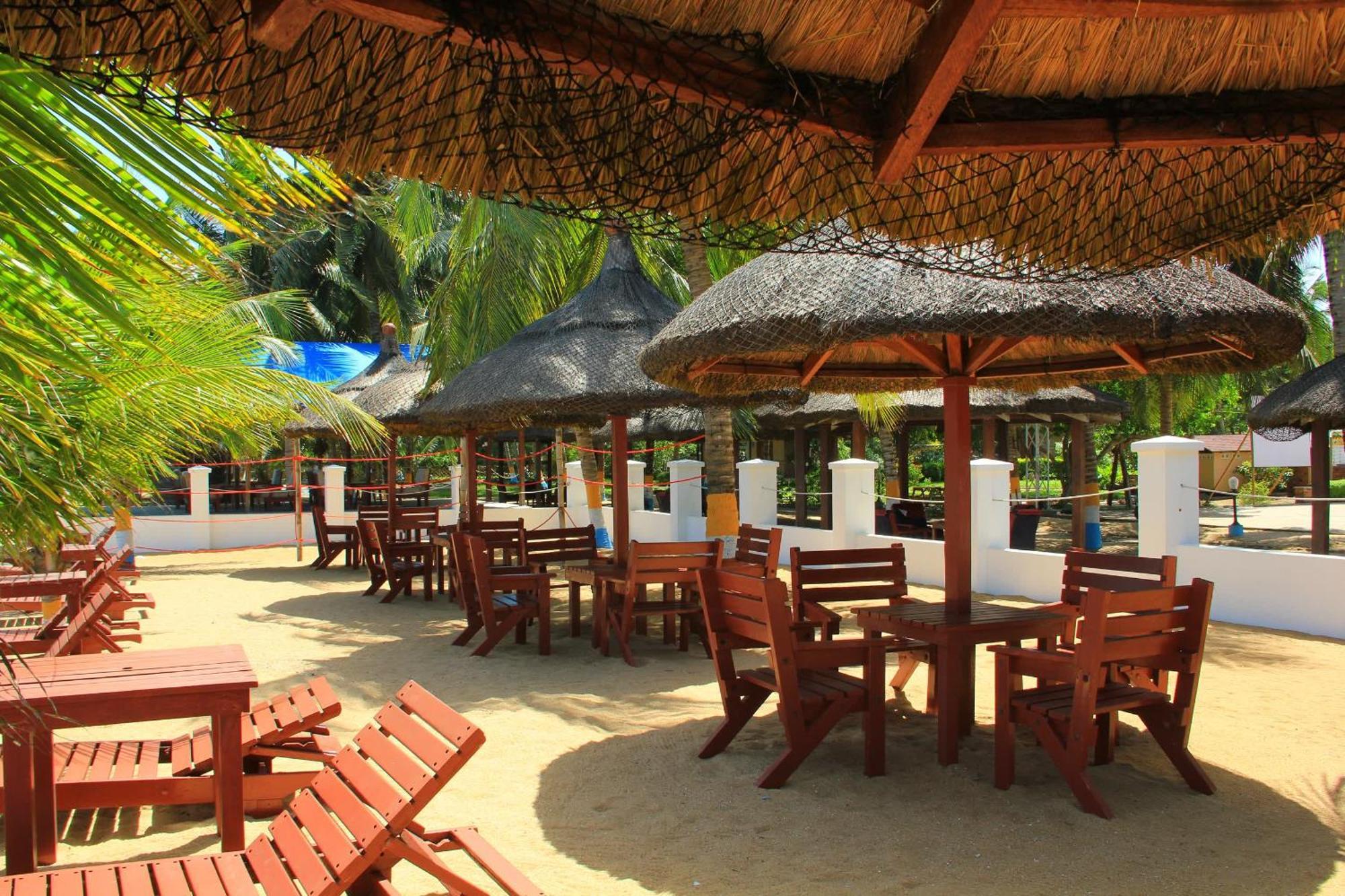 Charlestina Beach Resort Ampeni エクステリア 写真